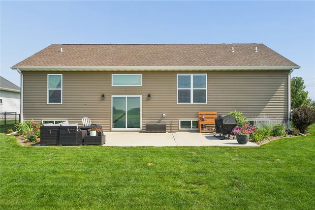 495 Dutch Dr, Robins, IA 52328