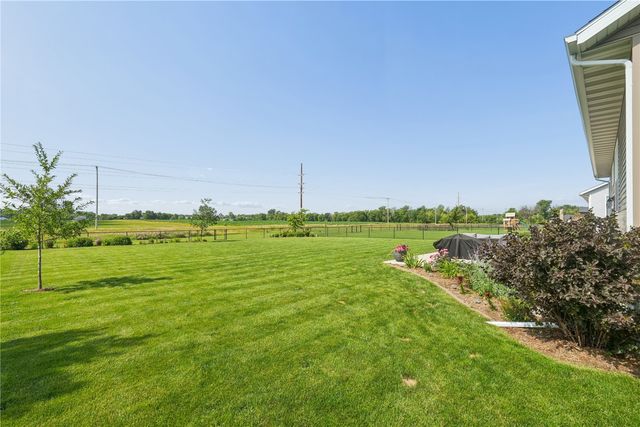 495 Dutch Dr, Robins, IA 52328