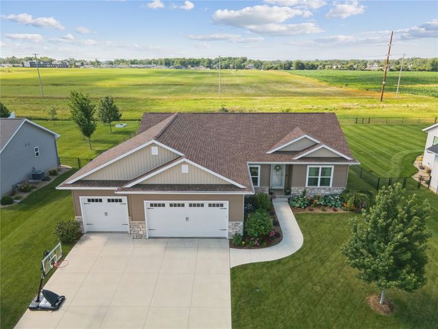 495 Dutch Dr, Robins, IA 52328