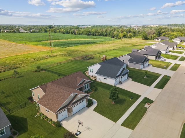 495 Dutch Dr, Robins, IA 52328
