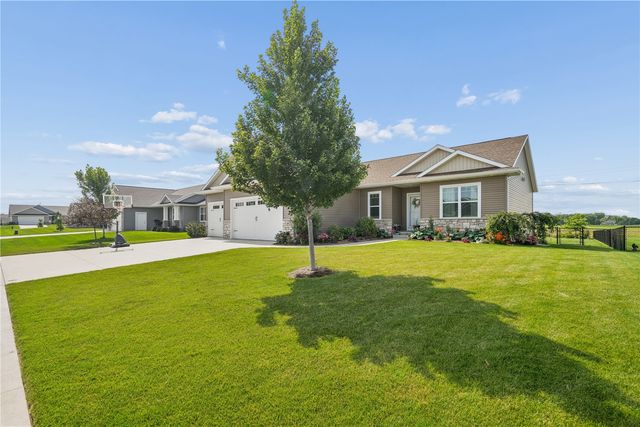 495 Dutch Dr, Robins, IA 52328