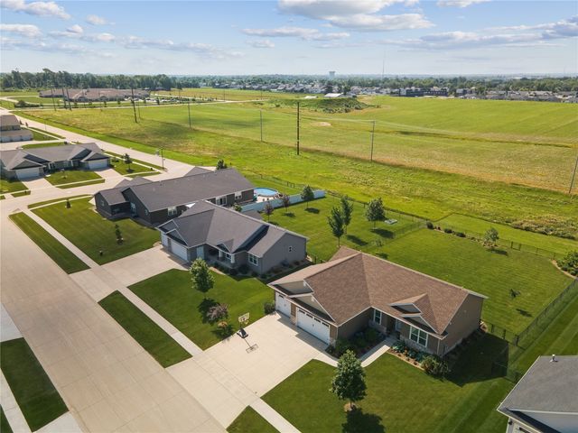 495 Dutch Dr, Robins, IA 52328