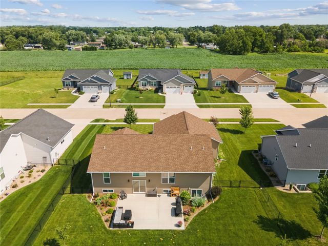 495 Dutch Dr, Robins, IA 52328