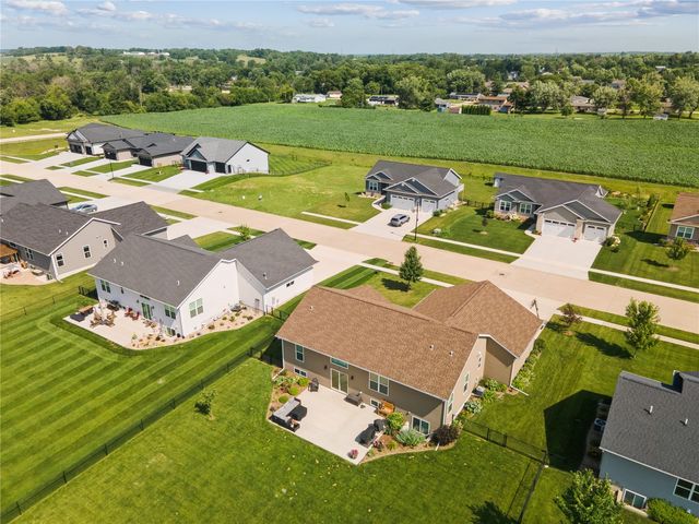 495 Dutch Dr, Robins, IA 52328