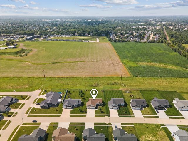 495 Dutch Dr, Robins, IA 52328