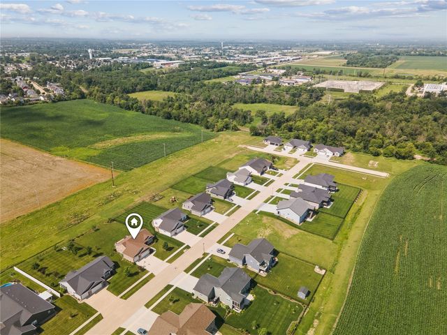 495 Dutch Dr, Robins, IA 52328
