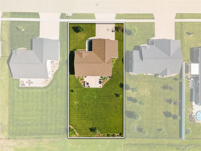 495 Dutch Dr, Robins, IA 52328