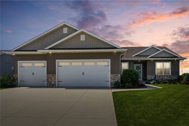 495 Dutch Dr, Robins, IA 52328