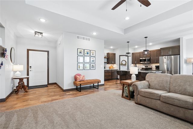 495 Dutch Dr, Robins, IA 52328
