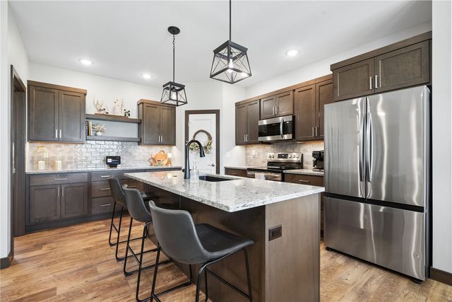 495 Dutch Dr, Robins, IA 52328