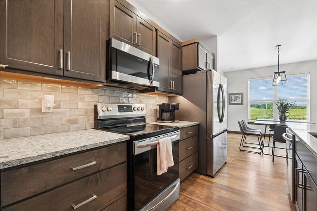 495 Dutch Dr, Robins, IA 52328