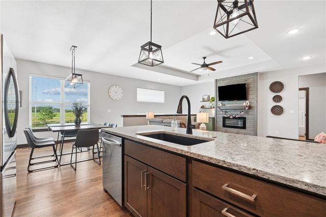 495 Dutch Dr, Robins, IA 52328