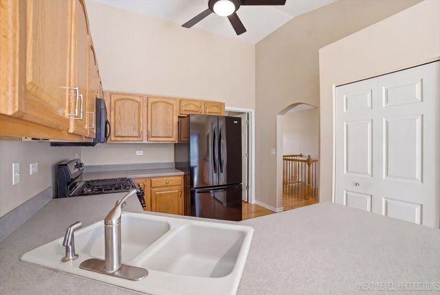 1502 Hartsburg Lane, North Aurora, IL 60542