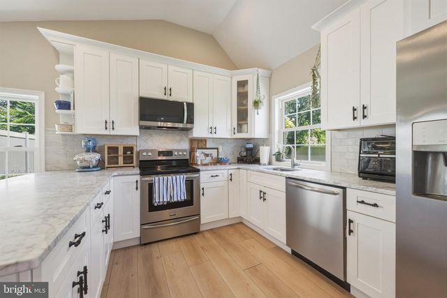 69 NEW SCHOOL LN, Levittown, PA 19054