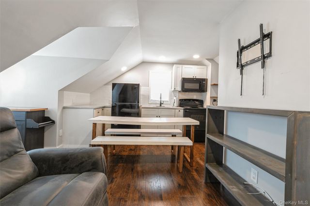 39 Bay Shore Avenue, Bay Shore, NY 11706