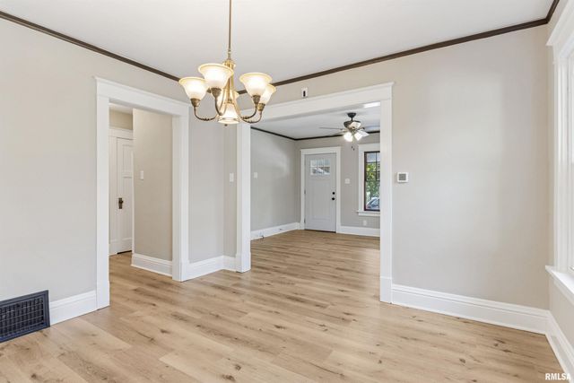 209 E SPRUCE Street, Springfield, IL 62704