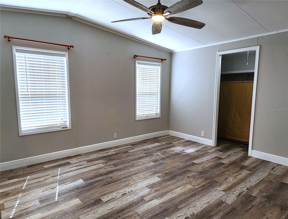 Image 11 of property listing at 10915 NE 222ND STREET, Fort Mc Coy, FL 32134