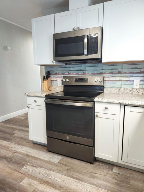 Image 6 of property listing at 10915 NE 222ND STREET, Fort Mc Coy, FL 32134