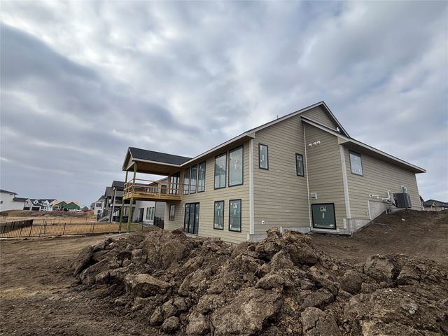 17612 Oakwood Drive, Urbandale, IA 50323