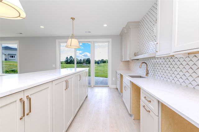 17612 Oakwood Drive, Urbandale, IA 50323
