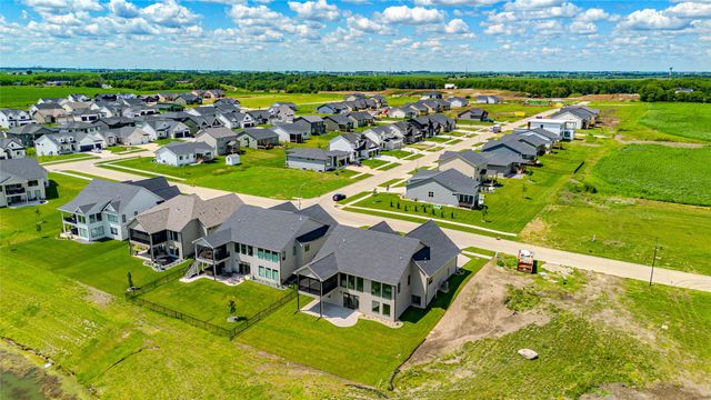 17612 Oakwood Drive, Urbandale, IA 50323