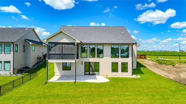 17612 Oakwood Drive, Urbandale, IA 50323