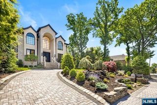 1096 Briar Way, Fort Lee, NJ 07024