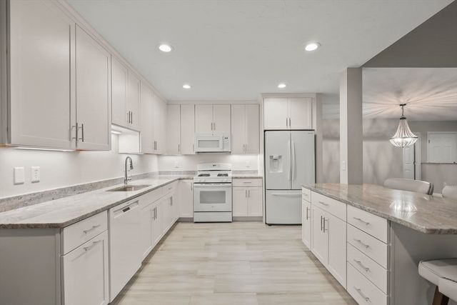 1 Hollyhock Knoll Ct 1, Bourne, MA 02532