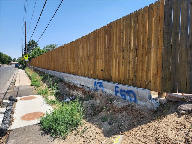 1392 Akron St, Aurora, CO 80010