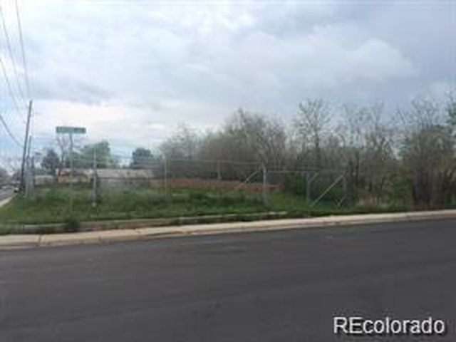 1392 Akron St, Aurora, CO 80010