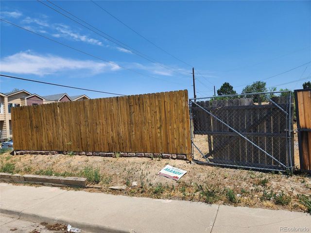 1392 Akron St, Aurora, CO 80010