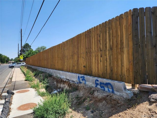 1392 Akron St, Aurora, CO 80010