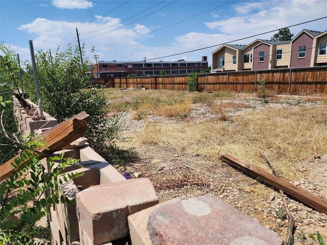 1392 Akron St, Aurora, CO 80010