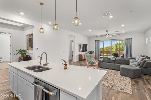 6690 W Winding Knoll Place, Marana, AZ 85658