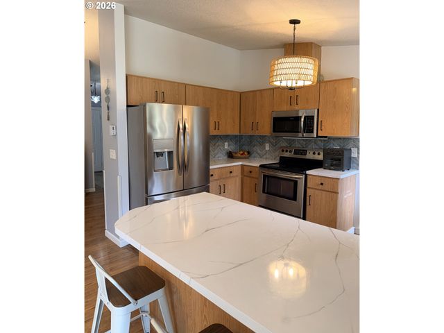 16976 WHITTIER Dr, Bend, OR 97707