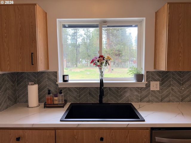 16976 WHITTIER Dr, Bend, OR 97707