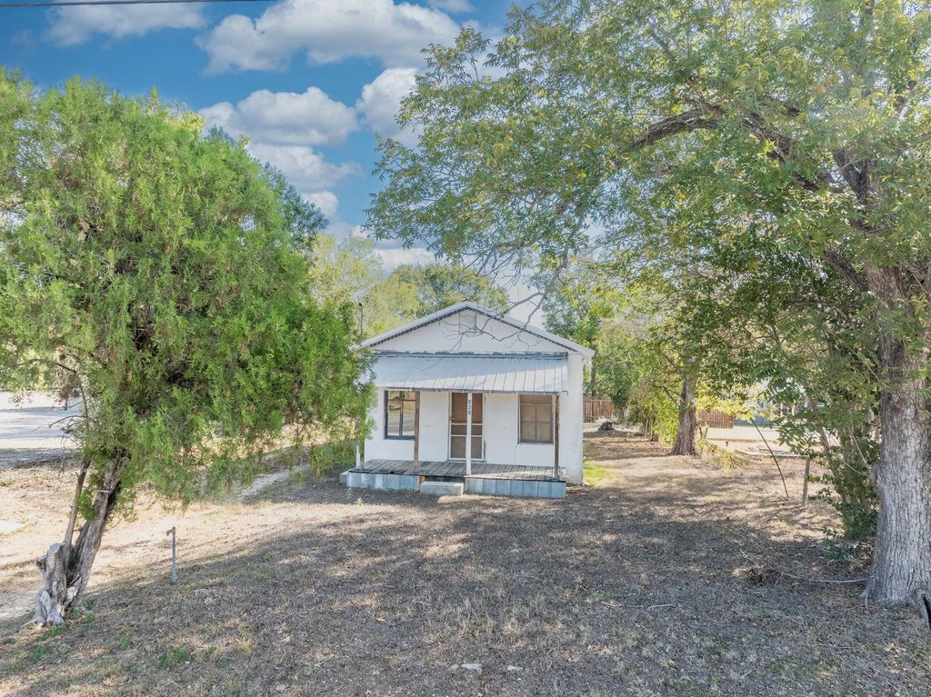 936 Water ST, Gonzales, TX 78629