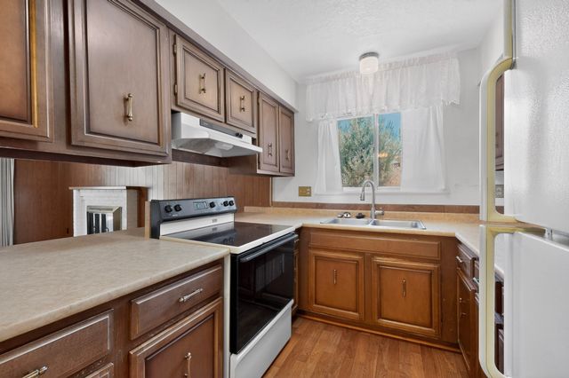 857 Camino Consuelo, Santa Fe, NM 87507