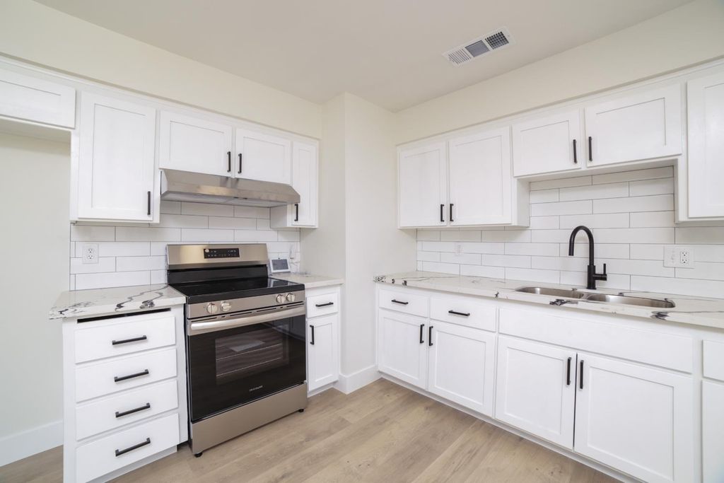Image 10 of property listing at 3231 W Indianapolis Avenue, Fresno, CA 93722