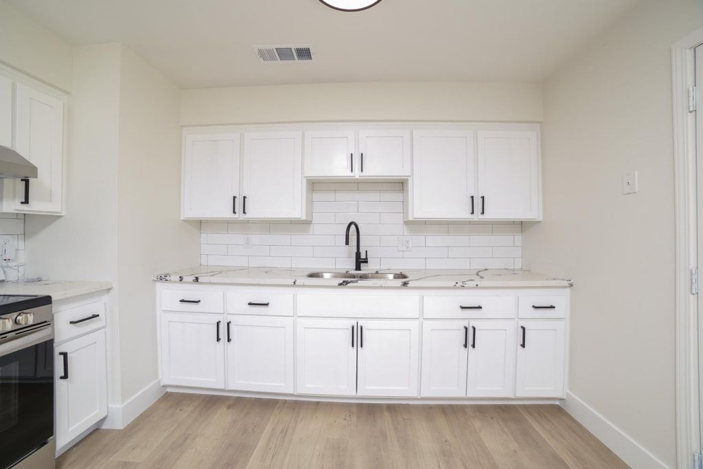 Image 11 of property listing at 3231 W Indianapolis Avenue, Fresno, CA 93722