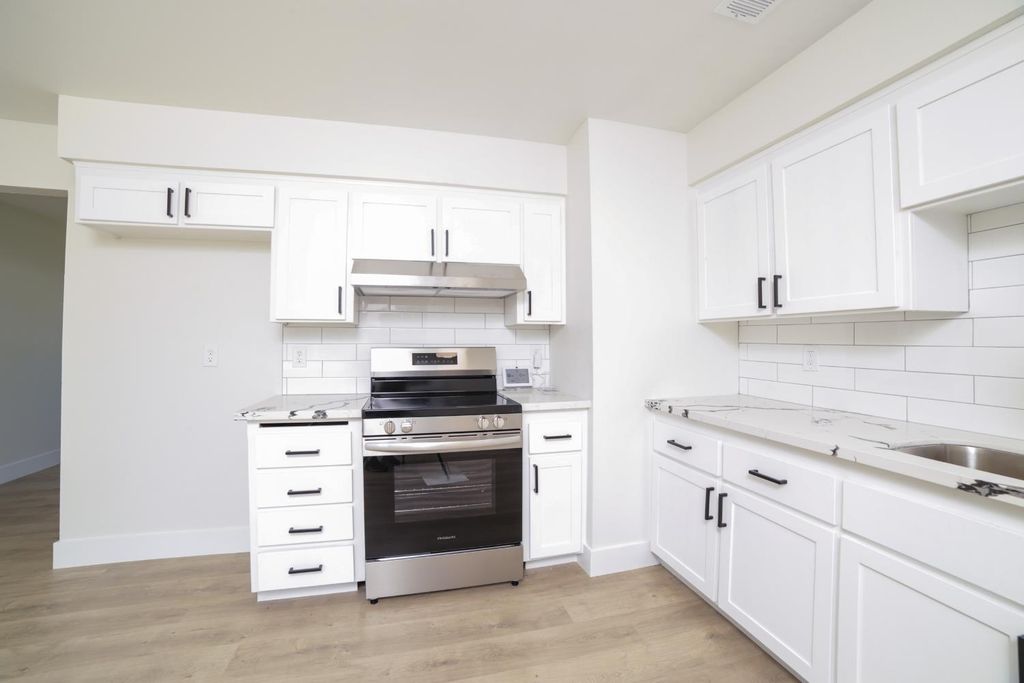 Image 12 of property listing at 3231 W Indianapolis Avenue, Fresno, CA 93722