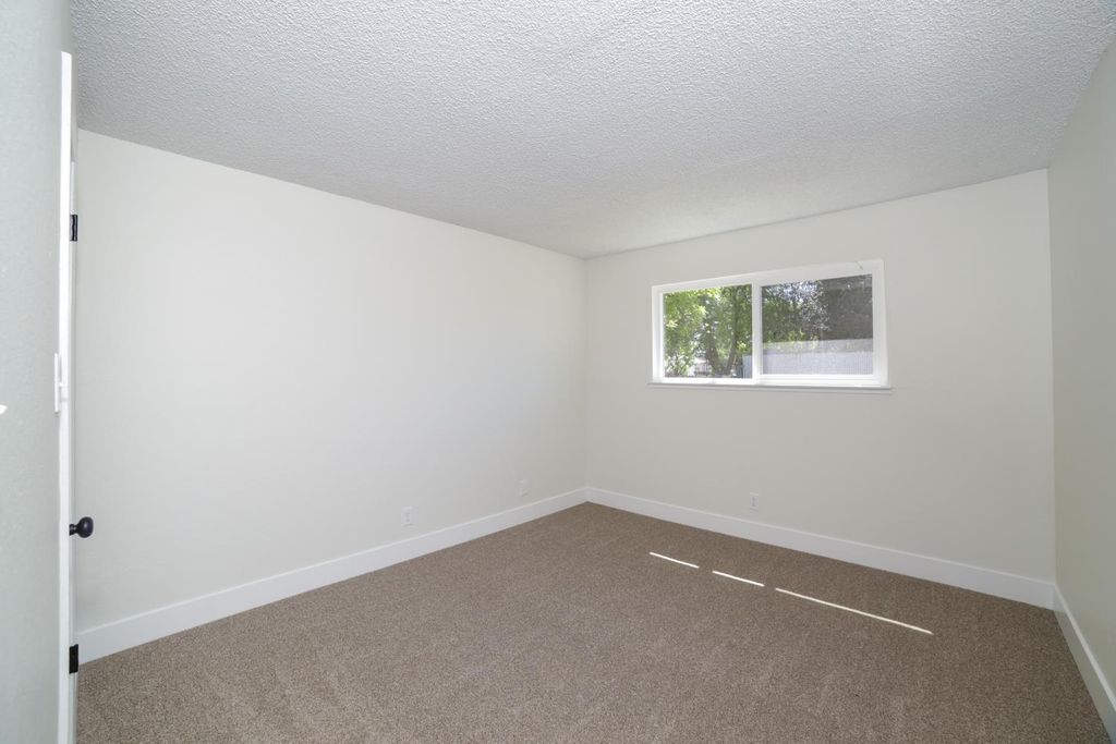 Image 17 of property listing at 3231 W Indianapolis Avenue, Fresno, CA 93722