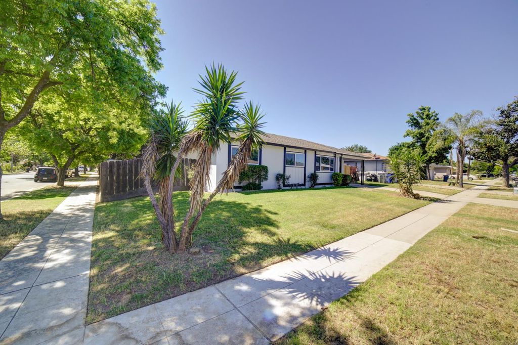 Image 2 of property listing at 3231 W Indianapolis Avenue, Fresno, CA 93722
