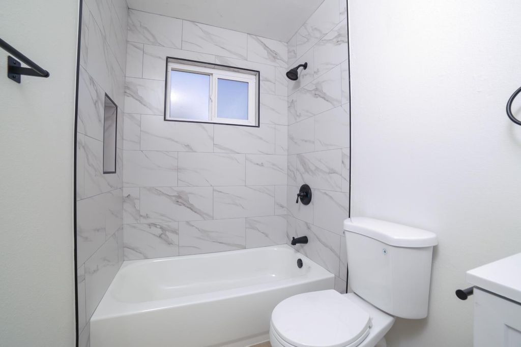 Image 21 of property listing at 3231 W Indianapolis Avenue, Fresno, CA 93722