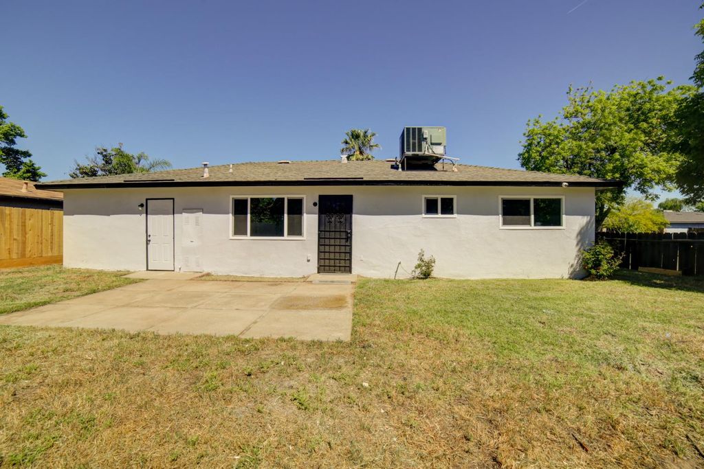Image 25 of property listing at 3231 W Indianapolis Avenue, Fresno, CA 93722