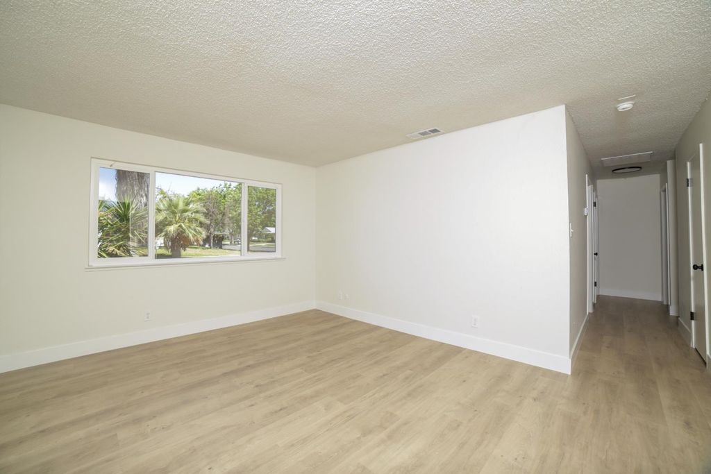 Image 5 of property listing at 3231 W Indianapolis Avenue, Fresno, CA 93722
