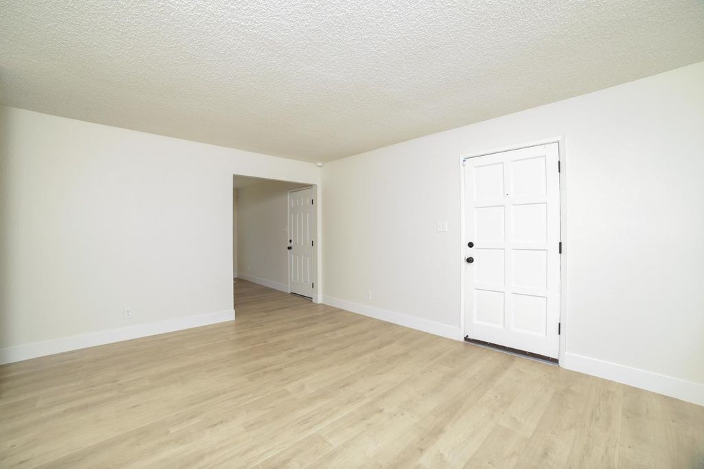 Image 6 of property listing at 3231 W Indianapolis Avenue, Fresno, CA 93722