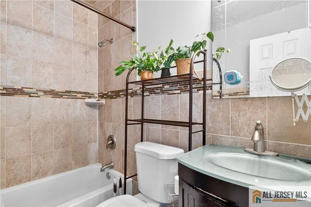 9 Kingsberry Drive, Somerset, NJ 08873