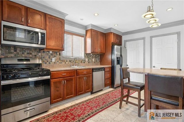 9 Kingsberry Drive, Somerset, NJ 08873