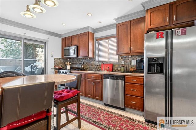 9 Kingsberry Drive, Somerset, NJ 08873